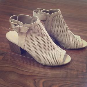 Open-toed wedge heels